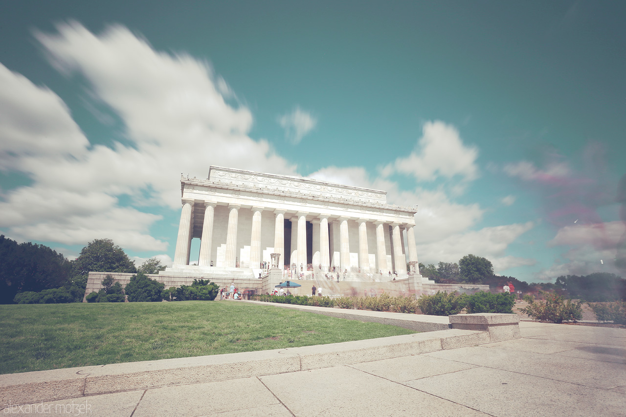 Reflecting Freedom Foto von The Lincoln Memorial stands majestically under a vibrant sky in Washington, D.C., capturing history and tranquility.